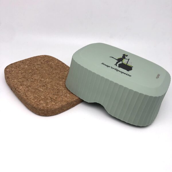 boîte à savon verte avec le logo de la savonnerie Soap'erlipopette, en plastique recyclé et liège