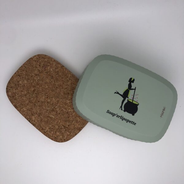 boîte à savon verte avec le logo de la savonnerie Soap'erlipopette, en plastique recyclé et liège, ouverte, vue de dessus sans savon