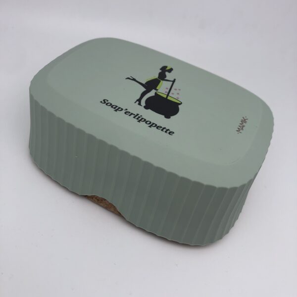 boîte à savon verte avec le logo de la savonnerie Soap'erlipopette, en plastique recyclé et liège vue de côté